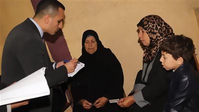 رئيس لجنة بالشرقية يخرج لمساعدة المرضى وكبار السن للإدلاء بأصواتهم