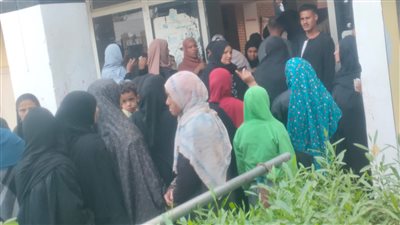 فيديو| إقبال كبير بلجنة التحرير الثانوية بالأقصر.. وناخبون يتبارزون بالعصا على أنغام المزمار