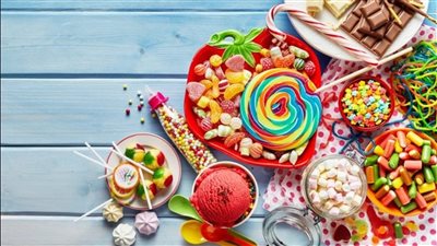 الامتناع التام عن تناول الحلويات أمر خاطئ.. فكيف ذلك؟