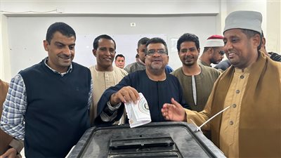 شقيق شيخ الأزهر وأبناء الساحة يشاركون فى الإدلاء بأصواتهم فى الانتخابات الرئاسية بالأقصر 