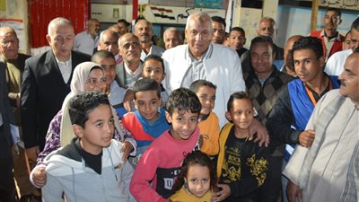 خلال الفترة المسائية.. محافظ الوادي الجديد يتفقد عدد من اللجان الانتخابية بالداخلة