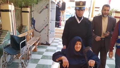 شرطية بمديرية أمن الوادي الجديد تقوم بفعل إنساني بإحدى لجان الانتخابات بالداخلة