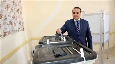 نائب محافظ الأقصر يدلي بصوته في لجنة الوافدين بطيبة