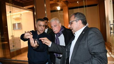 محافظ جنوب سيناء يتفقد نموذج لتوسعة بعض المحلات بالممشى السياحي بشرم الشيخ