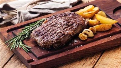 طريقة تحضير ستيك اللحم بالثوم والأعشاب على خطى المطاعم