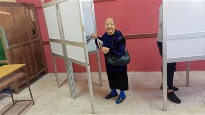 مسنة في عقدها الثامن تدلي بصوتها في آخر أيام الانتخابات الرئاسية برمسيس