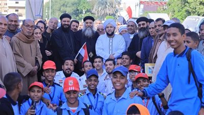   في اليوم الأخير.. تجمع لطلاب المدرسة العسكرية بإسنا أمام اللجان الإنتخابية 