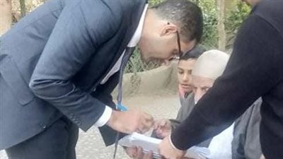 قاضى بالشرقية يخرج لمعاونة ناخب مسن مريض