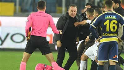 لكمة لـ حكم مباراة  بـ