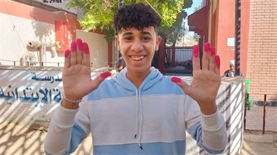 طالب جامعي يدلي بصوته في الأقصر: