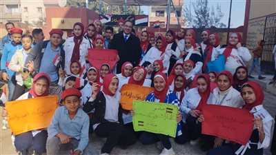 قاضي يستجيب لطلاب مدرسة بالشرقية.. ويخرج لإلتقاط صورة معهم