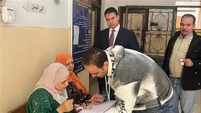 رئيس لجنة يساعد كبار السن للإدلاء بأصواتهم في انتخابات الرئاسة ٢٠٢٤