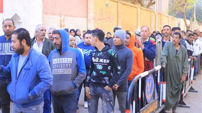 بالصور.. توافد مكثف للمواطنين أمام اللجان الانتخابية في شبرا للإدلاء بأصواتهم 