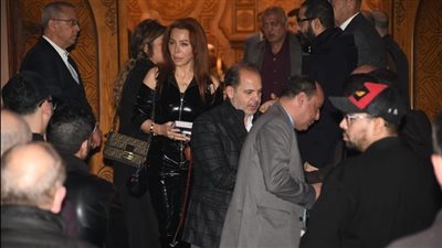 سوزان نجم الدين تستفز الحاضرين بإطلالة جريئة في عزاء شقيق أحمد حلمي| صور