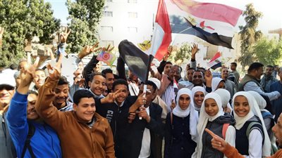 مسيرة لطلاب مدرسة كيمان الثانوية بالأقصر لحث المواطنين على المشاركة فى الانتخابات