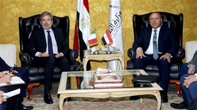 وزير النقل يبحث مع السفير الايطالي موعد تسيير وافتتاح خط رورو سريع للحاصلات الزراعية سريعة التلف 
