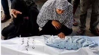بكفن أبيض وبطانية زرقاء.. الرضيع أدريس يذرف روحه جراء الضربة الإسرائيلية الأخيرة