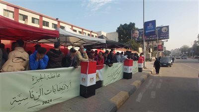 طوابير.. إقبال كبير من المواطنين أمام اللجان بالدقي في آخر أيام الانتخابات الرئاسية