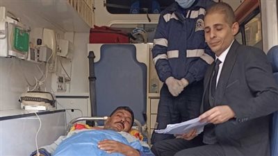 رئيس لجنة يساعد ناخب على الإدلاء بصوته داخل سيارة إسعاف بالشرقية