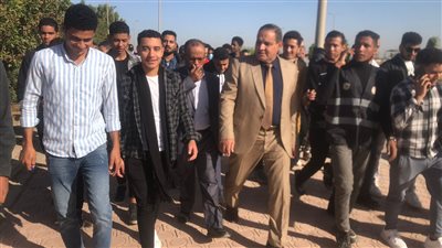 عميد تجارة سوهاج يقود مسيرة طلابية للحث على المشاركة في الانتخابات الرئاسية 