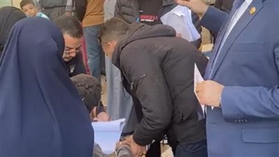 قاضي بالشرقية يساعد ناخب على الإدلاء بصوته خارج اللجنة