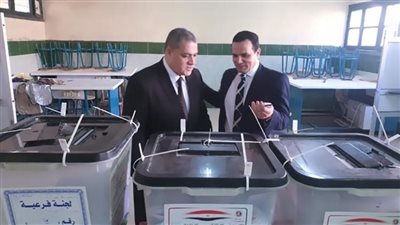 رئيس محكمة جنوب الزقازيق والمحامي العام يدليان بصوتهما بالشرقية