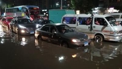أمطار غزيرة تغرق شوارع أكتوبر وتعطل حركة المرور