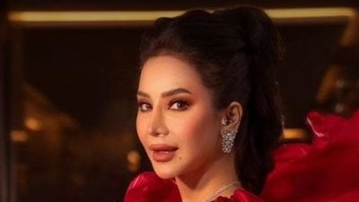 لجين عمران تواكب موضة فساتين السهرة المزينة بالريش الناعم 