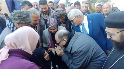 محافظ أسيوط يصطحب معمرة إلى داخل لجنة مدرسة المطيعة للإدلاء بصوتها بالانتخابات
