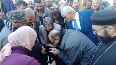عمرها 105 أعوام.. المحافظ يصطحب أكبر معمرة فى أسيوط لداخل لجنة انتخابية 