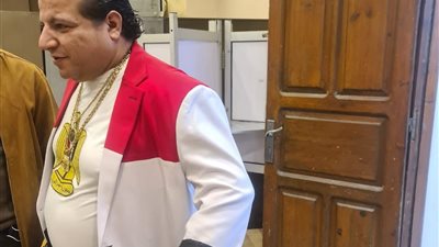 بدلة علم مصر.. نجل شعبان عبد الرحيم  يخطف الأنظار في لجان الأزبكية   