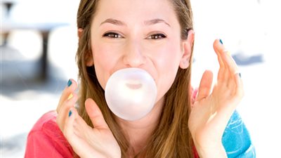 مضغ العلكة لأكثر من 3 دقائق يضر بالصحة