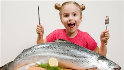 تناول الأسماك في مرحلة الطفولة المبكرة يحمي من مرض خطير.. أطباء يوضحون