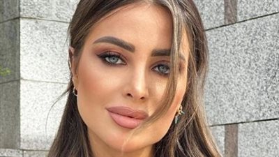 أنابيلا هلال تتزين بالريش الأسود وقميص لافت