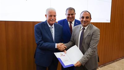 محافظ جنوب سيناء يكرم رئيس مدينة شرم الشيخ 