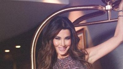 نانسي عجرم بجمبسوت لامع في عربة الشنط