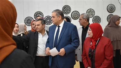 رئيس جامعة كفر الشيخ يفتتح معرضين لـ«التربية النوعية»