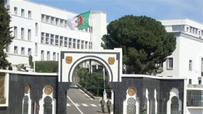 الجيش الجزائري: إرهابي يسلم نفسه إلى السلطات العسكرية وضبط 124 مهاجرا غير شرعي