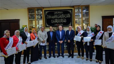 محافظ جنوب سيناء يلتقي خريجات برنامج 