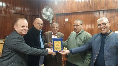 نقابة المعلمين تهدى درع التميز لتعليم قوص