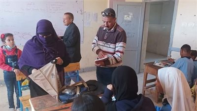 مدير تعليم نجع حمادي يتفقد مدرسة بركة للتعليم الأساسي  