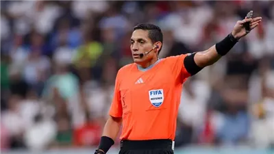 عاشق البطاقات الحمراء.. فالنزويلا يثير القلق قبل مباراة الأهلي واتحاد جدة 
