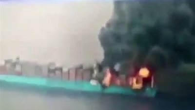 اللقطات الأولى للسفينة الليبيرية المحترقة بالبحر الأحمر عقب استهدافها من الحوثيين