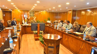 محافظ أسيوط يناقش آخر تطورات مشروعات البنية التحتية 