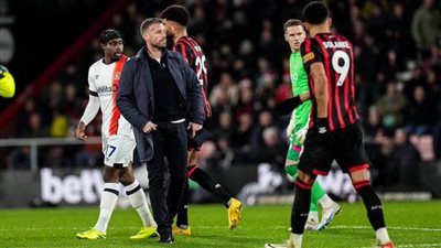 إلغاء مباراة لوتون وبورنموث..ذعر بعد سقوط لاعب بشكل مفاجئ 