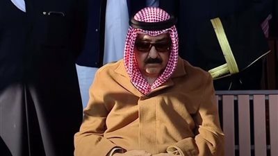 تأثر أمير الكويت لحظة دفن أخيه الشيخ نواف الأحمد (فيديو)
