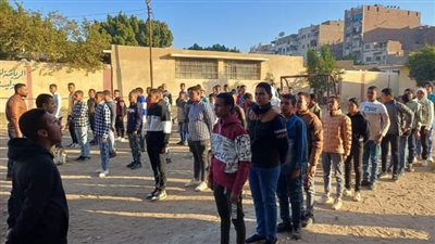 مدير تعليم نجع حمادي يتفقد مدرسة الثانوية الزخرفية العسكرية بنين