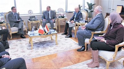 مباحثات مصرية مالطية فى مجال النقل الجوى.. وزير الطيران يبحث مع سفير مالطا استئناف الرحلات لتعزيز التبادل التجارى والاقتصادى بين البلدين