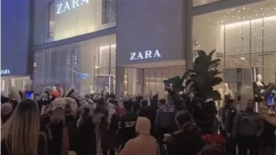 بسبب إسرائيل.. متظاهرون يحاصرون متجر 
