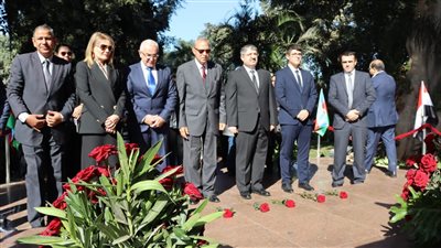 الهجان وسفير أذربيجان يضعا أكليل من الزهور على تمثال حيدر علييف بالقناطر